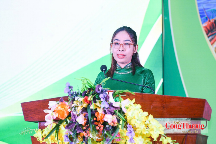 Bà H’Giang Niê, Chủ tịch Hội Nông dân tỉnh Đắk Lắk phát biểu tại chương trình.