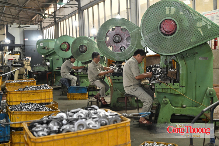 Việc được công nhận Thương hiệu quốc gia là sự ghi nhận đối với hành trình xây dựng chất lượng, uy tín và niềm tin với người tiêu dùng của Khoá Việt Tiệp.