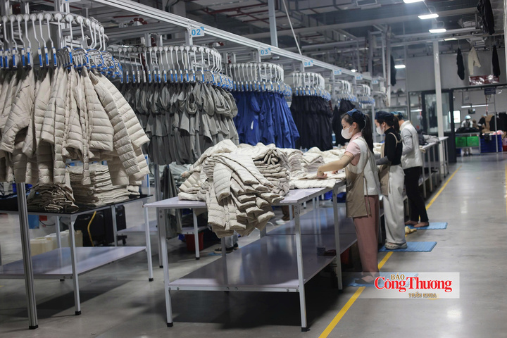 Sản phẩm may mặc được sắp xếp, hoàn thiện trước khi chuyển sang khâu đóng gói.