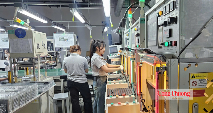 Công nhân vận hành thiết bị gia công khung, vỏ laptop.