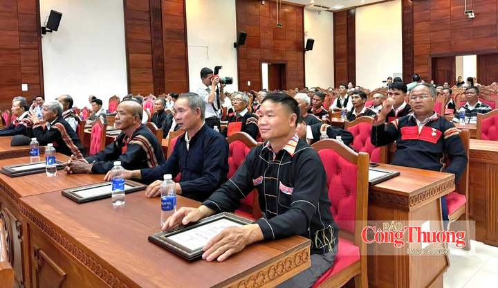 Bằng sự gương mẫu, am hiểu phong tục và tinh thần trách nhiệm với cộng đồng, đội ngũ già làng, trưởng thôn, người có uy tín đã góp phần đưa chủ trương, chính sách đến từng gia đình.