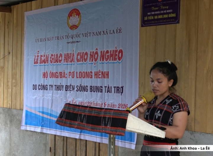 Đại diện hộ gia đình bà Pơ Loong Hênh phát biểu cảm ơn Công ty Thủy điện Sông Bung, chính quyền và bà con nhân dân xã La Êê.