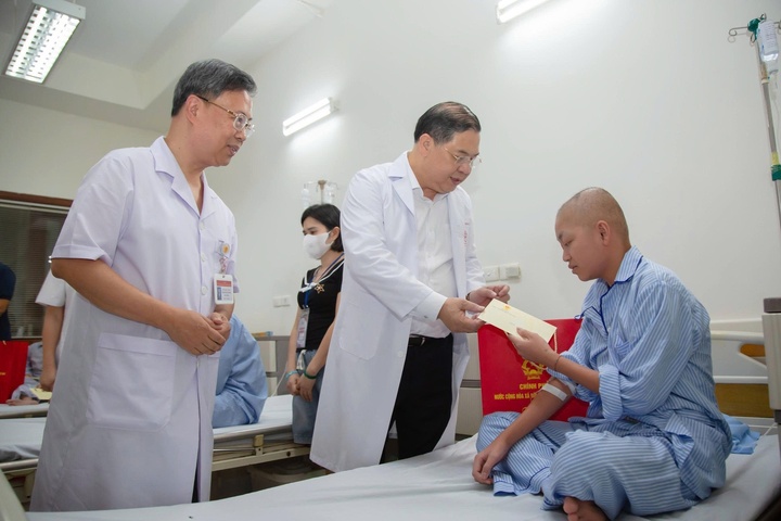 Phó Thủ tướng Thường trực Phạm Gia Túc tặng quà một số bệnh nhi đang điều trị nội trú tại phòng bệnh - Ảnh: chinhphu.vn