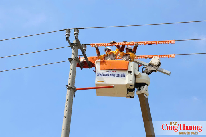 Điện lực Huế áp dụng hình thức sửa chữa lưới điện bằng công nghệ hotline (không gián đoạn cung cấp điện, nâng độ tin cậy, linh hoạt...)