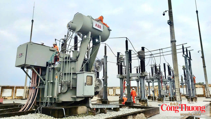 Công nhân duy tu, bão dưỡng trạm biến áp 110kV Huế 4