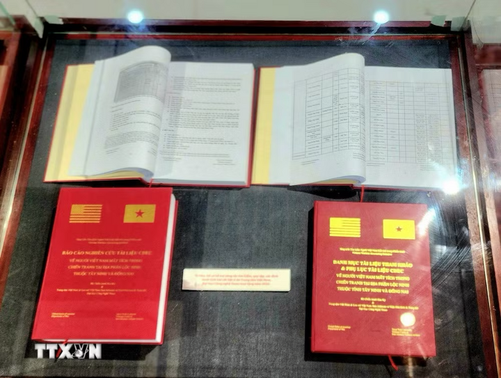 Báo cáo nghiên cứu tài liệu về người Việt Nam mất tích trong chiến tranh tại địa phận Lộc Ninh được VWAI trao cho cơ quan chức năng của Việt Nam. Ảnh: Chu Thanh Vân/TTXVN