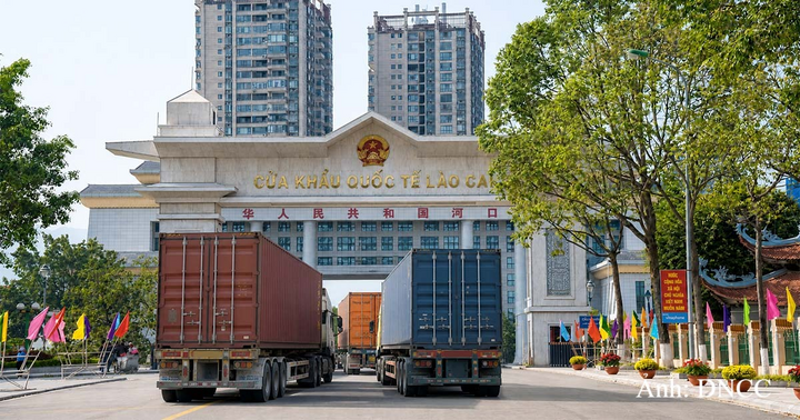 Hàng hóa xuất nhập khẩu qua Cửa khẩu quốc tế Lào Cai, một trong những tuyến giao thương Việt Nam - Trung Quốc.