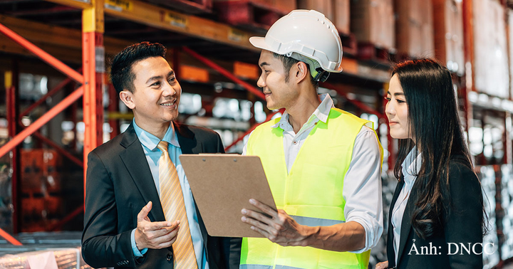 Biến động tỷ giá, chi phí chuyển đổi ngoại tệ hay độ trễ trong giao dịch quốc tế đều có thể tác động đến chi phí và biên lợi nhuận.