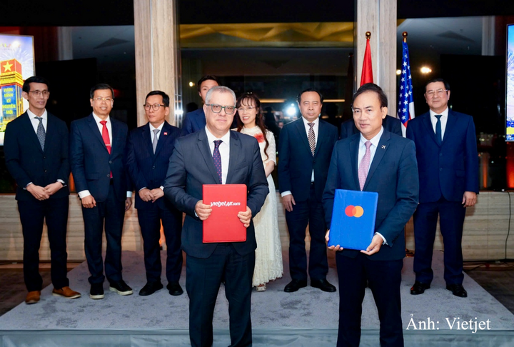 Vietjet và Mastercard trao thoả thuận về chuyển đổi số trong lĩnh vực hàng không và du lịch tại Việt Nam.