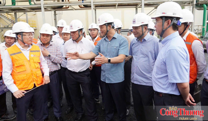Bí thư Tỉnh uỷ Quảng Trị Vương Quốc Tuấn ghi nhận, đánh giá cao nỗ lực của EVN và các đơn vị trong triển khai các dự án tại Trung tâm điện lực Quảng Trạch.