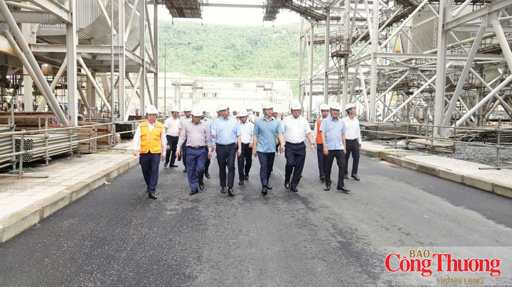 Đoàn công tác kiểm tra thực địa về tiến độ triển khai các dự án tại Trung tâm điện lực Quảng Trạch.