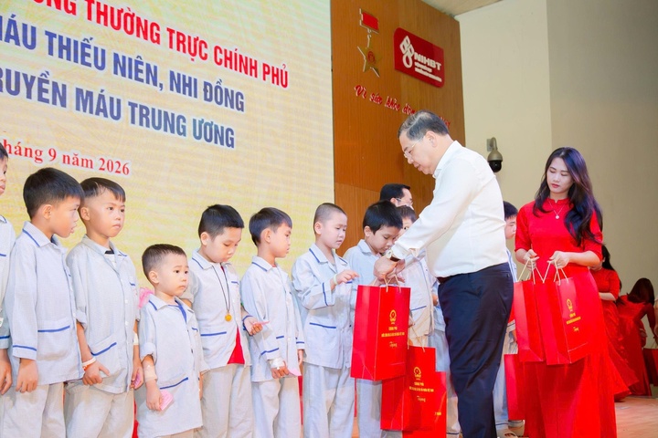 Phó Thủ tướng Thường trực Phạm Gia Túc tặng quà Trung thu cho các bệnh nhi - Ảnh: chinhphu.vn