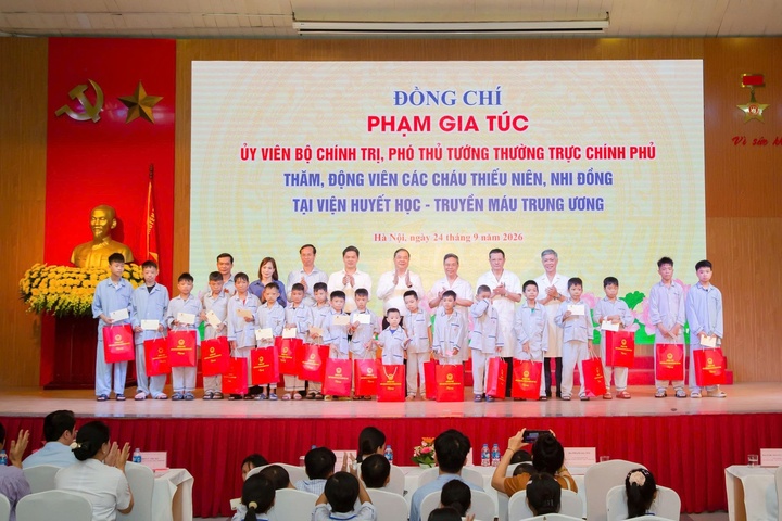 Phó Thủ tướng Thường trực Phạm Gia Túc thăm, tặng quà bệnh nhi dịp Tết Trung thu - 4