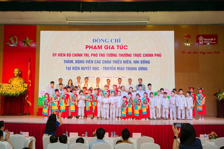 Phó Thủ tướng Thường trực Phạm Gia Túc tặng quà Trung thu và chụp ảnh chung cùng các bệnh nhi - Ảnh: chinhphu.vn
