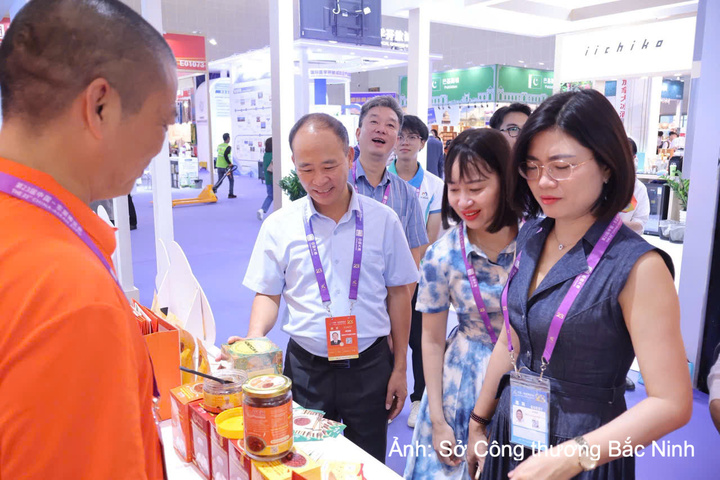 Ông Nguyễn Thế Thi (thứ ba từ phải sang), Phó Giám đốc Sở Công Thương Bắc Ninh tham quan các gian hàng tại hội chợ.