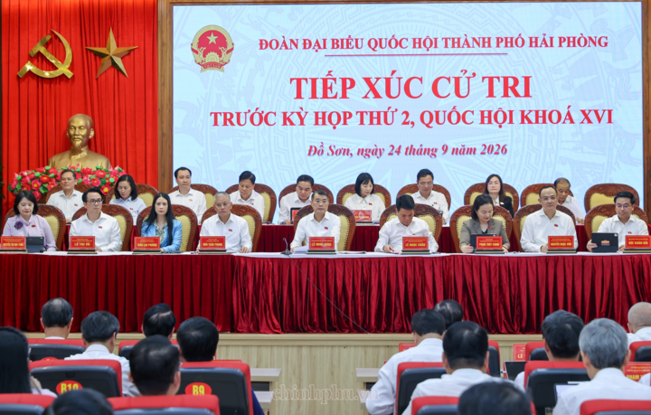Thủ tướng Lê Minh Hưng cùng đoàn đại biểu Quốc hội thành phố Hải Phòng tiếp xúc cử tri trước kỳ họp thứ 2, Quốc hội khóa XVI - Ảnh: chinhphu.vn/Nhật Bắc