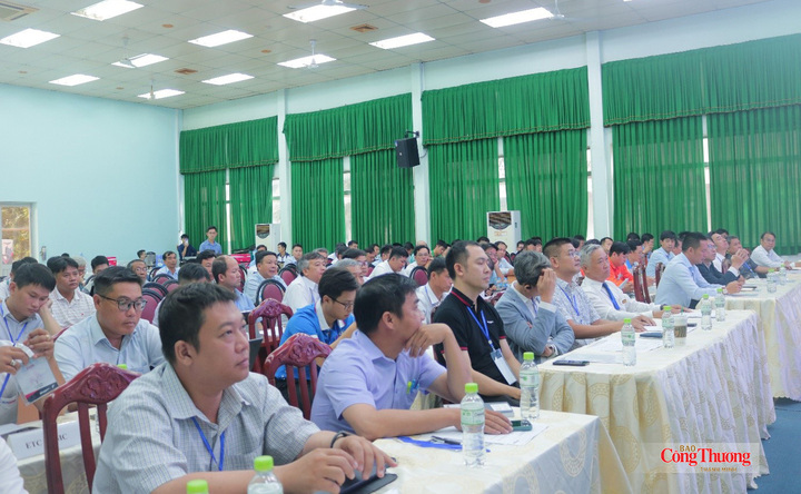 Đại biểu và học viên tham dự khai giảng.