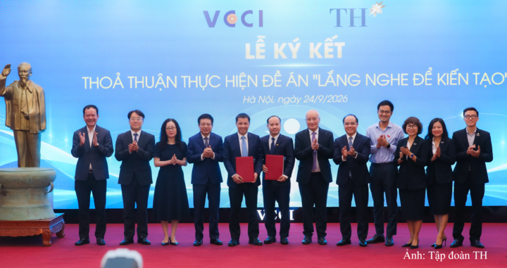 Các đại biểu tham dự Lễ ký kết hợp tác giữa VCCI và Tập đoàn TH chụp ảnh lưu niệm, chính thức khởi động Đề án “Lắng nghe để kiến tạo".