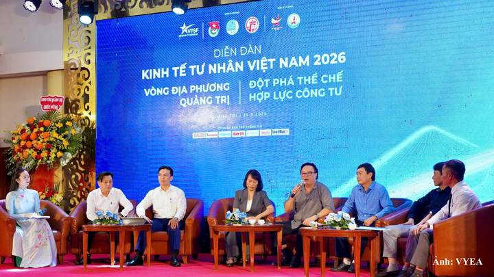 Các đại biểu trao đổi tại phiên đối thoại.