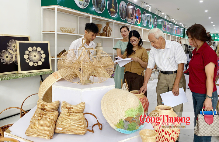 Ban giám khảo chấm điểm sản phẩm nhóm mây, tre, giang đan, guột tế.