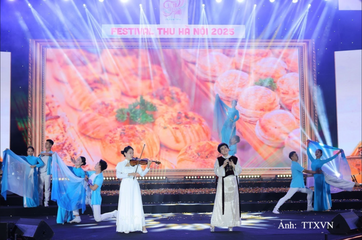 Tiết mục biểu diễn văn nghệ trong lễ khai mạc Festival Thu Hà Nội lần thứ 3. Ảnh: Hoàng Hiếu