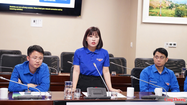 Đồng chí Nguyễn Ngọc Tâm, Ủy viên Ban Chấp hành Trung ương Đoàn, Ủy viên Ban Chấp hành Đoàn Thanh niên Chính phủ, Bí thư Đoàn Thanh niên Bộ Công Thương, Phó Chánh Văn phòng Cục Quản lý và Phát triển thị trường trong nước trình bày tham luận tại hội nghị.