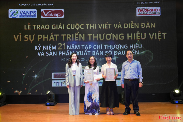 Nhóm tác giả nhận giải nhì cuộc thi viết