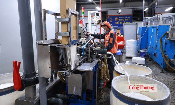 Công nhân SAPON Group vận hành dây chuyền sản xuất tự động tại nhà máy.