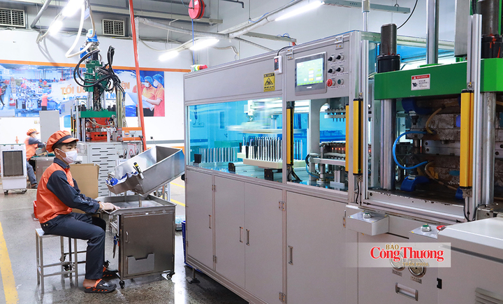 Hệ thống máy móc tự động hóa được đưa vào nhiều công đoạn sản xuất tại SAPON Group.