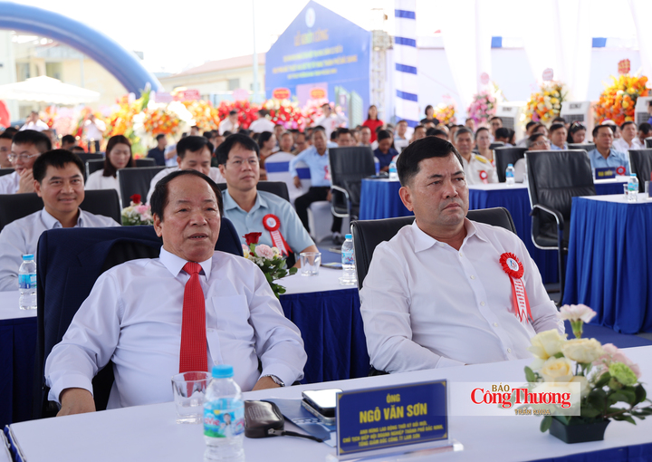 Uỷ viên Trung ương Đảng, Bí thư Thành ủy Bắc Ninh Nguyễn Hồng Thái (bên phải) tham dự lễ khởi công.