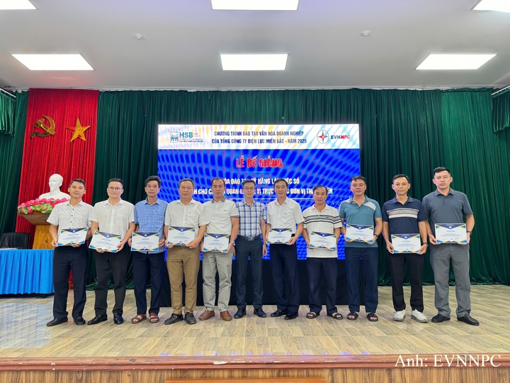 Lễ bế giảng các khóa đào tạo kỹ năng làm việc số cho cán bộ quản lý cấp 4 năm 2025.