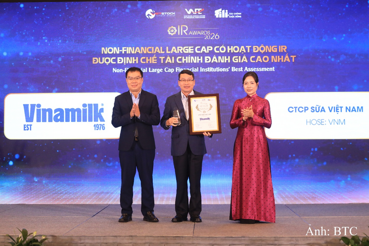 Đây là năm thứ 3 liên tiếp, Vinamilk đón nhận danh hiệu Doanh nghiệp vốn hóa lớn phi tài chính có hoạt động IR được định chế tài chính đánh giá cao nhất.