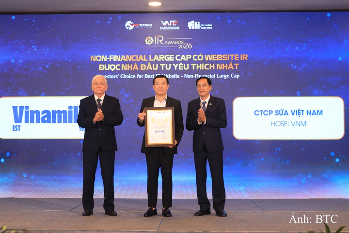 Đại diện Vinamilk, ông Đỗ Thanh Tuấn - Giám đốc Đối ngoại đón nhận danh hiệu Doanh nghiệp vốn hóa lớn phi tài chính có website IR được nhà đầu tư yêu thích nhất.