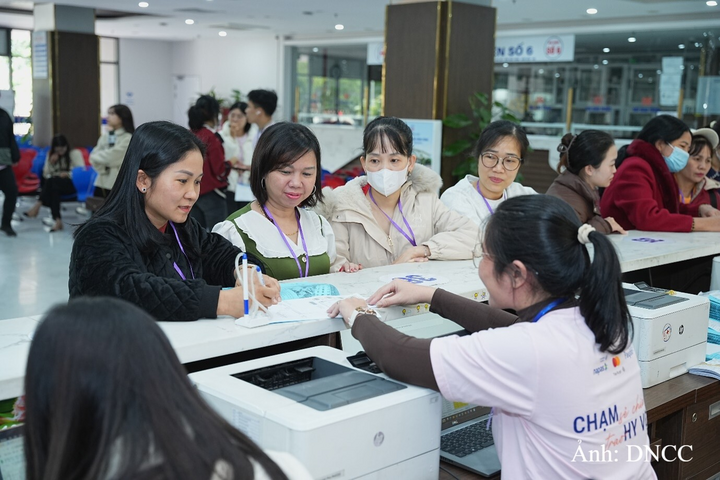 Phụ nữ yếu thế được tầm soát ung thư trong Chạm sẻ chia, Trao hy vọng 2025.