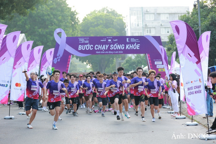 Sinh viên các trường đại học tham gia Bước chạy sống khỏe.