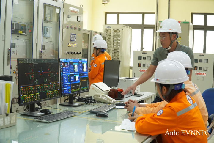 Toàn bộ quá trình được hệ thống quản lý năng lượng EMS giám sát và điều khiển, đồng thời phải bảo đảm các giới hạn kỹ thuật và yêu cầu an toàn của hệ thống pin.
