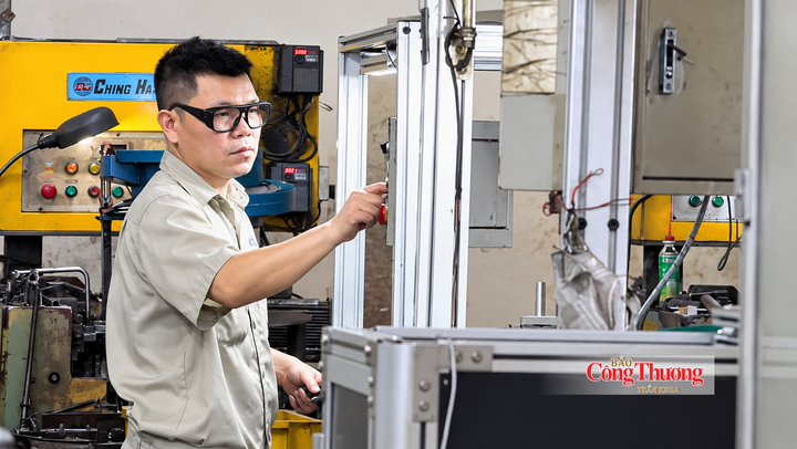 Công nhân vận hành, giám sát thiết bị trong quá trình gia công sản phẩm khóa.