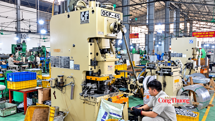 Dây chuyền dập kim loại phục vụ sản xuất các chi tiết khóa tại Khóa Việt - Tiệp.