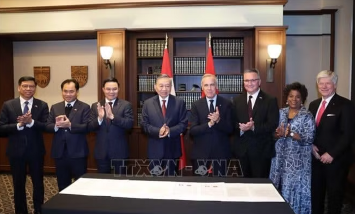Tổng Bí thư, Chủ tịch nước Tô Lâm và Thủ tướng Canada Mark Carney chứng kiến các văn kiện hợp tác giữa 2 nước đã được ký kết. Ảnh: Thống Nhất/TTXVN
