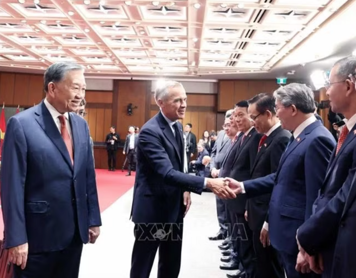 Thủ tướng Canada Mark Carney với các thành viên Đoàn đại biểu cấp cao Việt Nam. Ảnh: Thống Nhất/TTXVN