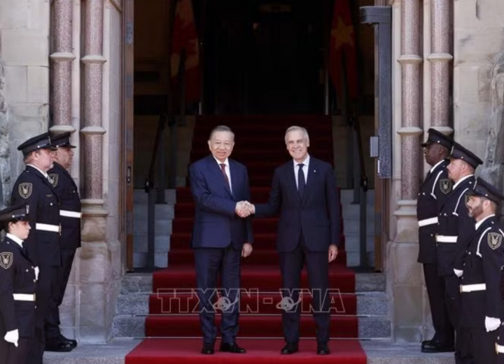 Tổng Bí thư, Chủ tịch nước Tô Lâm và Thủ tướng Canada Mark Carney chụp ảnh chung. Ảnh: Thống Nhất/TTXVN