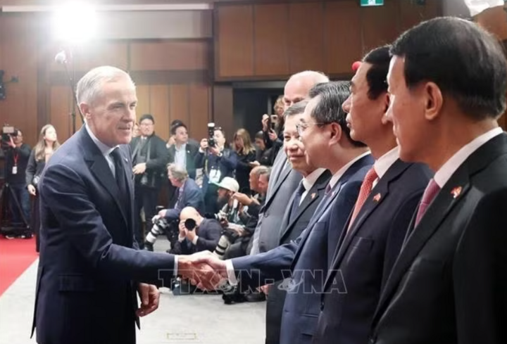 Thủ tướng Canada Mark Carney với các thành viên Đoàn đại biểu cấp cao Việt Nam. Ảnh: Thống Nhất/TTXVN