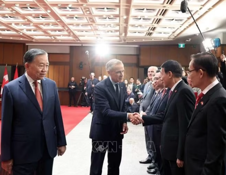 Thủ tướng Canada Mark Carney với các thành viên Đoàn đại biểu cấp cao Việt Nam. Ảnh: Thống Nhất/TTXVN