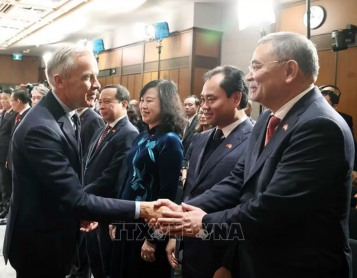 Thủ tướng Canada Mark Carney với các thành viên Đoàn đại biểu cấp cao Việt Nam. Ảnh: Thống Nhất/TTXVN