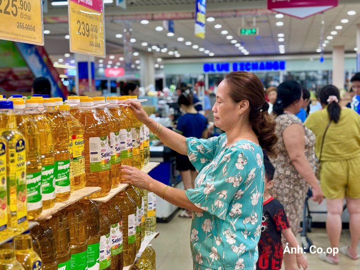 Khách hàng lựa chon dầu ăn Co.op Select với giá ưu đãi.