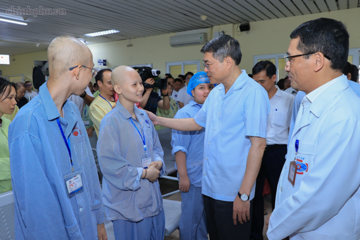 Thủ tướng Lê Minh Hưng thăm, động viên các bệnh nhi đang điều trị tại Bệnh viện K (Hà Nội) nhân dịp Tết Trung thu 2026 - Ảnh: chinhphu.vn/Nhật Bắc
