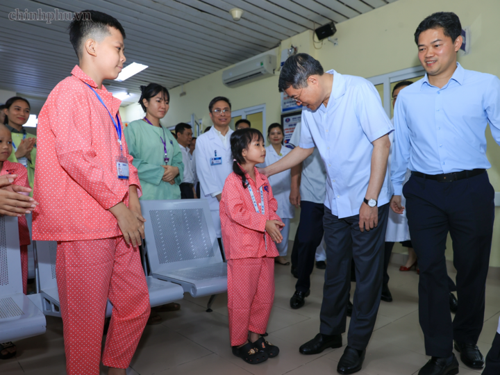 Thủ tướng Lê Minh Hưng thăm, động viên các bệnh nhi đang điều trị tại Bệnh viện K (Hà Nội) nhân dịp Tết Trung thu 2026 - Ảnh: chinhphu.vn/Nhật Bắc