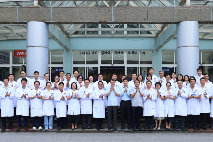 Thủ tướng Lê Minh Hưng cùng các y, bác sĩ của Bệnh viện K (Hà Nội) - Ảnh: chinhphu.vn/Nhật Bắc