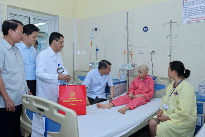 Thủ tướng Lê Minh Hưng thăm hỏi, tặng quà các bệnh nhi đang điều trị tại Bệnh viện - Ảnh: chinhphu.vn/Nhật Bắc