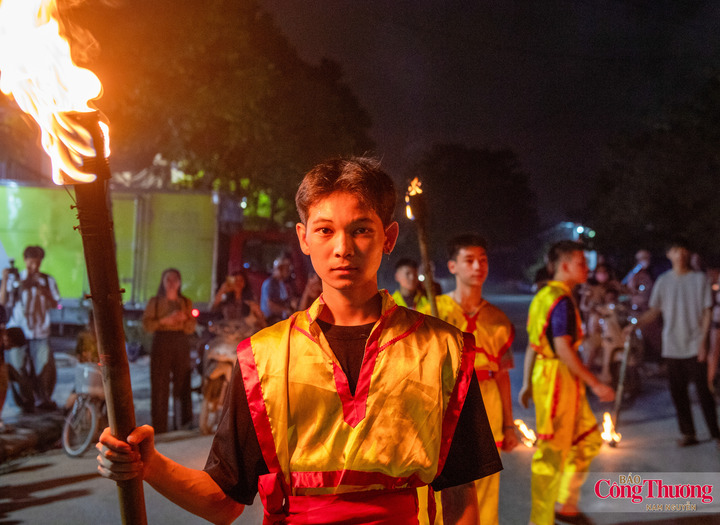 Đội lân được Đoàn Thanh niên trong thôn thành lập mỗi dịp Trung thu, gồm khoảng 15-20 thành viên. Năm nay, phần lớn thành viên mới 15-17 tuổi.